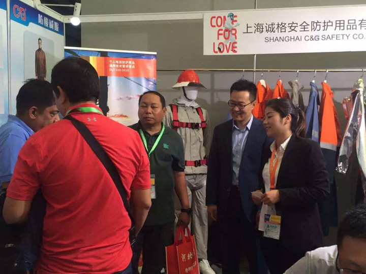 展區(qū)一角，相談甚歡，有種相見恨晚的感覺！