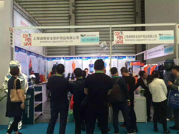 蜂擁而至，開始圍觀