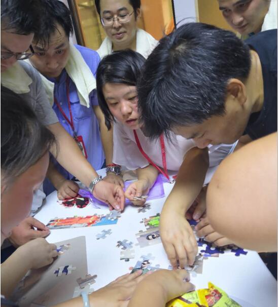 （拼圖闖關(guān)游戲）這是一個(gè)智力與體力并存的活動(dòng)！