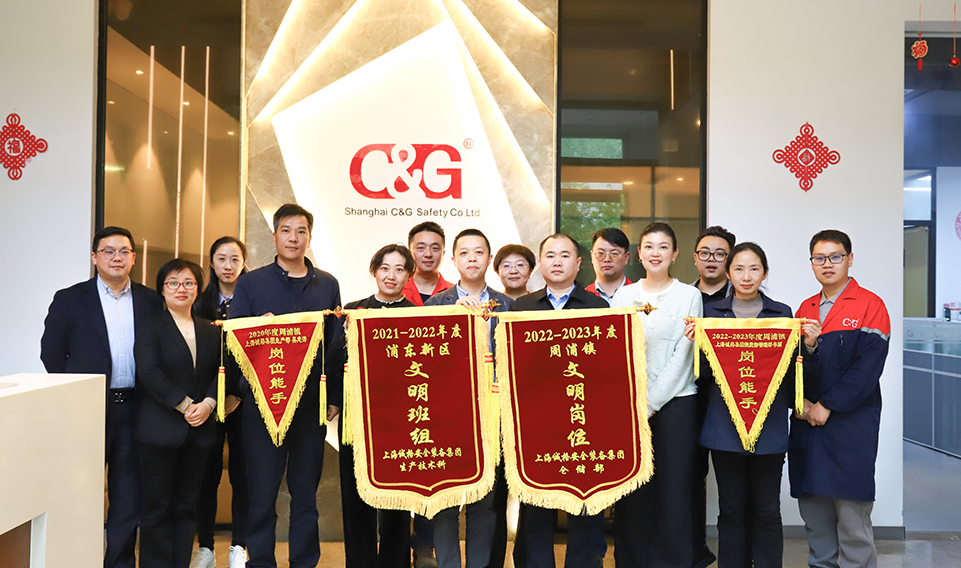 上海誠格集團(tuán)舉行 “文明班組”“文明崗位”、“崗位能手”授錦旗儀式